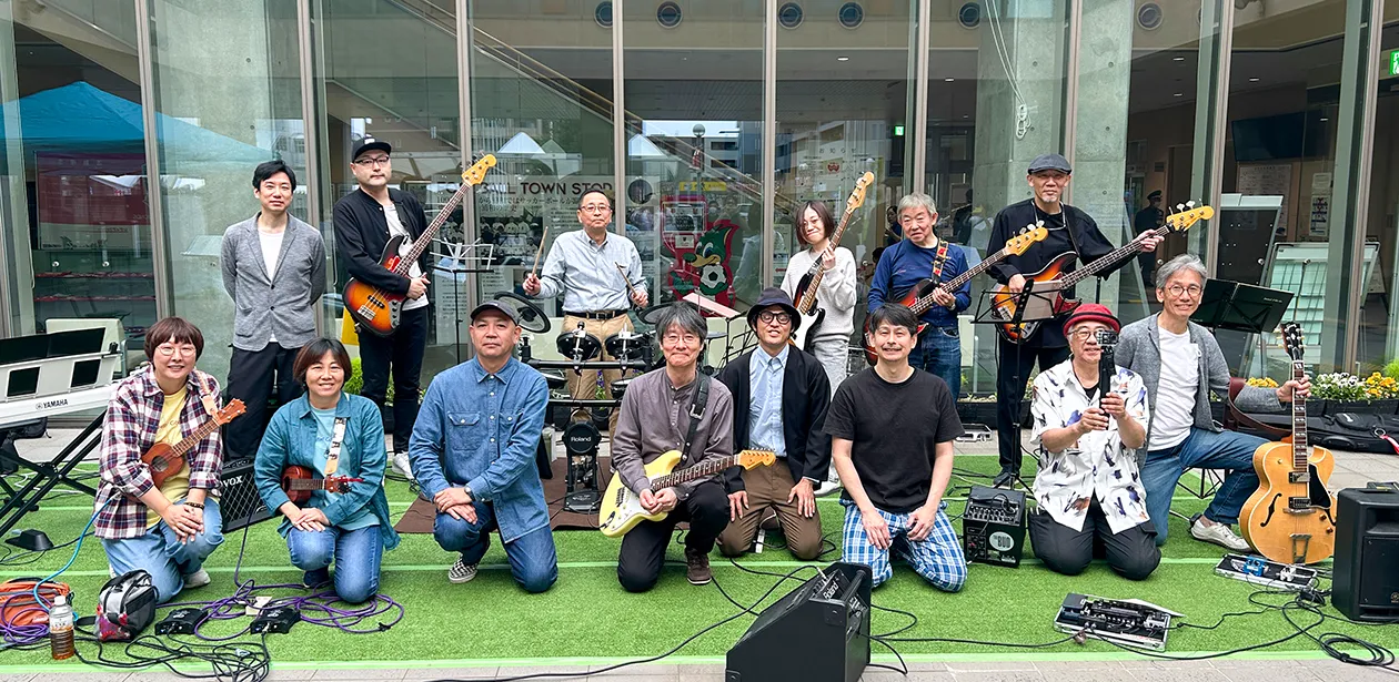 写真:美園軽音サークルライブ後の集合写真